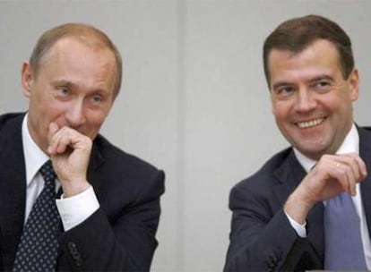 El presidente ruso Dmitri Medvédev sonríe tras presentar ante la Cámara Baja la candidatura de su antecesor, Vladimir Putin, como primer ministro ante la Duma.