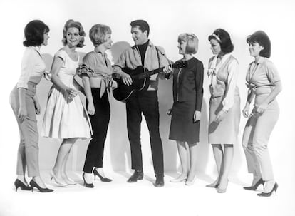 Raquel Welch (segunda a la izquierda), junto al cantante estaodunidense Elvis Presley, durante la filamción de la cinta 'El trotamundos', de 1964. 