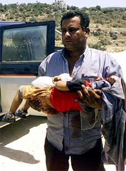 Un palestino porta el cadáver del niño de cinco años muerto ayer por el Ejército israelí.