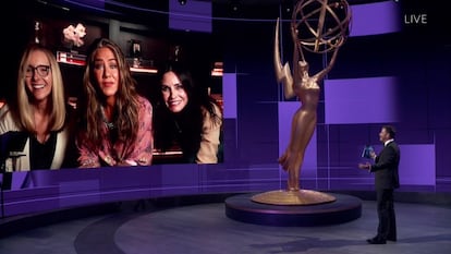 Jimmy Kimmel, a la derecha, habla con Lisa Kudrow, Jennifer Aniston y Courteney Cox de la serie 'Friends'.