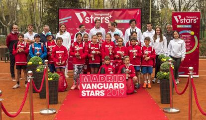 Los campeones de Madrid Vanguard Stars, con sus respectivos trofeos.
