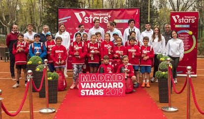 Los campeones de Madrid Vanguard Stars, con sus respectivos trofeos.