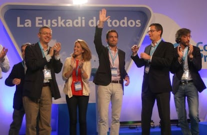 Borja Sémper, en el centro, junto a Basagoiti, el pasado junio durante la celebración del Congreso del PP guipuzcoano.