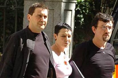 Arnaldo Otegi (izquierda), a su llegada a la Audiencia Nacional acompañado por el responsable de Comunicación, Juan José Petrikorena, y por la abogada, Jone Goiricelaia.