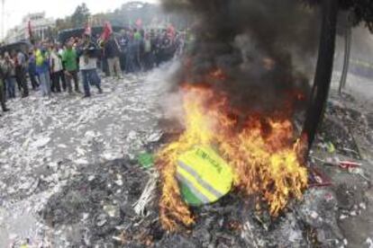 Los trabajadores de limpieza viaria y jardinería de Madrid hacen una hoguera durante la concentración frente al Ayuntamiento en protesta contra el ERE que plantean tres de las empresas concesionarias del servicio, que afectaría a unos 1.144 trabajadores, motivo por el cual se ha anunciado también una huelga indefinida desde el 5 de noviembre.