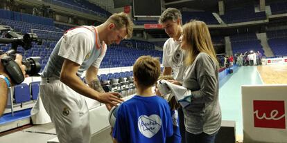 Doncic firma autógrafos a unos aficionados en el Wizink Center.