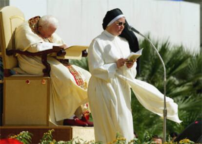 El Papa, visiblemente cansado, durante la lectura del rosario en Pompeya.