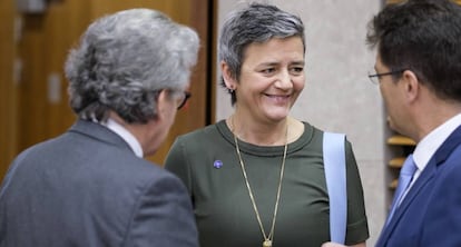 El comisario de Mercado Interior, Thierry Breton (izquierda) habla con Margrethe Vestager  y el comisario europeo para la Gestión de la Crisis, Janez Lenarcic.