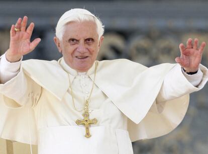 El Papa saluda a la gente congregada en la plaza de San Pedro.