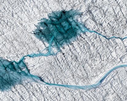 La superficie de la capa de hielo del Ártico está cubierta por miles de ríos y lagos interconectados por un complejo sistema hidrológico.