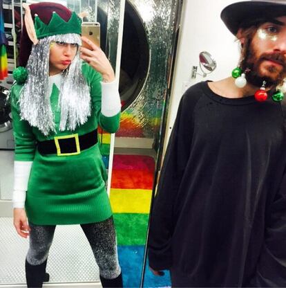 A Miley Cyrus le gusta disfrazarse. Y en su cuenta de Instagram lo demuestra contínuamente. En 2014, la también actriz escogió un disfraz de elfo de Papa Noel.