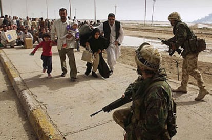 Una familia iraquí pasa un control de las fuerzas británicas en Basora.