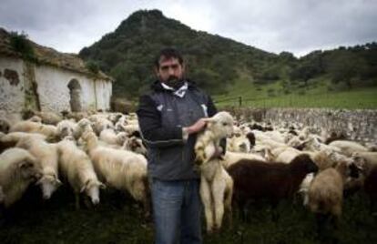 Uno de los técnicos responsables de la Escuela de Pastores de Andalucía que han iniciado hoy, jueves 21 de febreeo de 2013, en el Parque Natural de Grazalema en Cádiz, una iniciativa con la que pretenden mantener viva una tradición que busca su futuro.