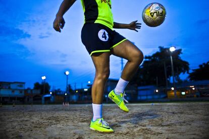 Aline entrena en el campo de fútbol de la favela Vista Alegre, su marido es también su entrenador. 