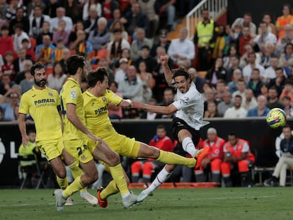 Cavani durante una jugada del partido entre el Valencia y el Villarreal, en el estadio de Mestalla este miércoles.