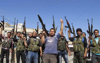 
 Miembros del Ej&eacute;rcito Libre de Siria cantan lemas contra Bachar el Asad en Alepo, el pasado viernes.