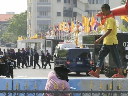 Barricada levantada por la policía ante la sede del Gobierno en Bangkok.