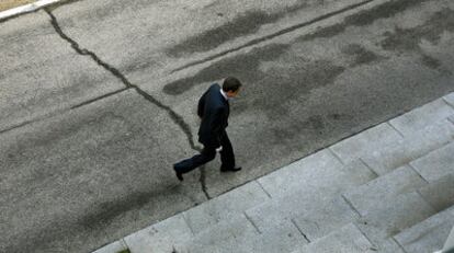 El presidente José Luis Rodríguez Zapatero se dirige al edificio del Consejo de Ministros, en el complejo de La Moncloa, en febrero
de 2008.