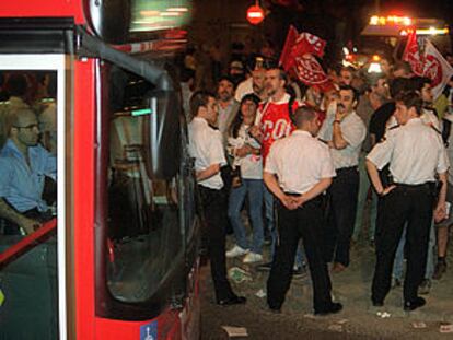 Piquetes y policías, en las cocheras de la Empresa Municipal de Transportes de Madrid.