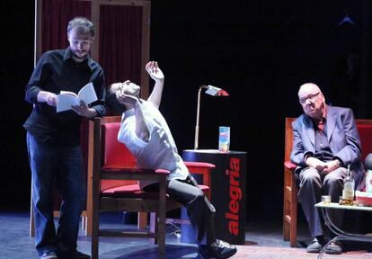 Lectura de poemas de Feliu Formosa —con él en el escenario— en el Centro de Artes de Terrassa.