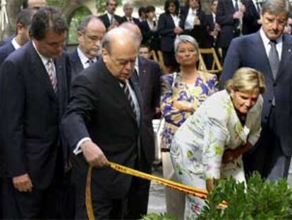 El Presidente de la Generalitat Jordi Pujol acompañado del <i>conseller en Cap</i> Artur Mas y de la consejera catalana de Gobernación y Relaciones Institucionales, Núria de Gispert durante la ofrenda floral.