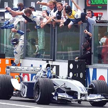 Ralf Schumacher celebra el triunfo con su equipo.