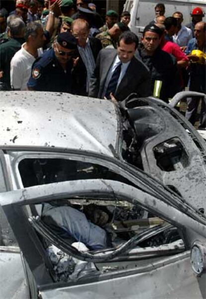 El cadáver de Samir Kasir yace en el interior del coche bomba que ha acabado con su vida.