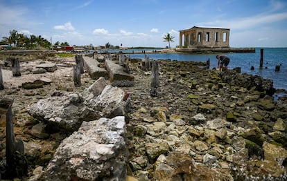 La estructura de la antigua oficina de aduanas, que aún sobresale del agua, es uno de los últimos vestigios de la 'Venecia cubana'.