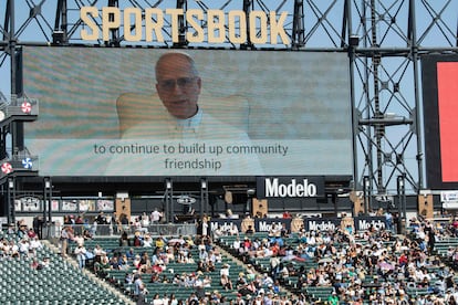 Mensaje en vídeo del papa León XIV a los fieles, emitido en las pantallas gigantes del estadio de béisbol de los White Sox, en Chicago, el pasado sábado.