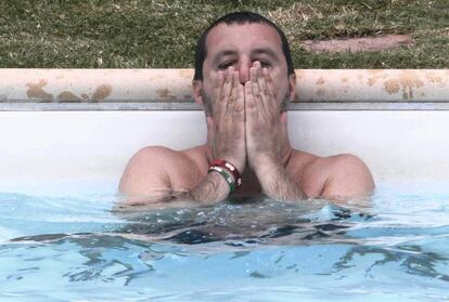 El ministro del Interior, Matteo Salvini, se da un baño en una de las villas embargadas a la mafia y convertida hoy en una granja.