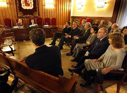 Gabriela Bravo y Juan Luis de la Rúa, ayer en Valencia, con los magistrados del Tribunal Superior de Justicia.