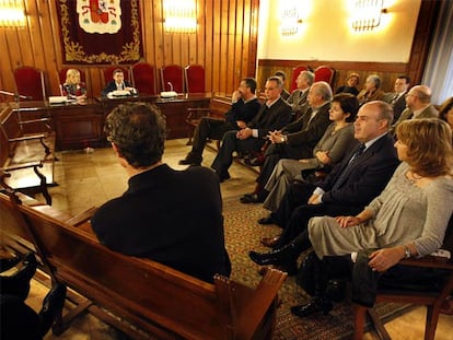 Gabriela Bravo y Juan Luis de la Rúa, ayer en Valencia, con los magistrados del Tribunal Superior de Justicia.