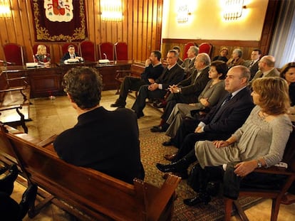 Gabriela Bravo y Juan Luis de la Rúa, ayer en Valencia, con los magistrados del Tribunal Superior de Justicia.