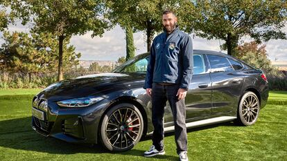 El exmadridista Karim Benzema, con el modelo de BMW que usó la temporada pasada.