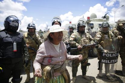 Policías y militares dispersan a manifestantes que protestan en contra del gobierno interino en la región de Senkata (Bolivia).