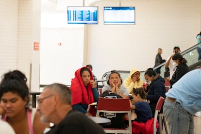 Venezuelan migrants wait to be attended by members of the NGO Samu First Response in the basement of the Washington train station, on Thursday, October 6.