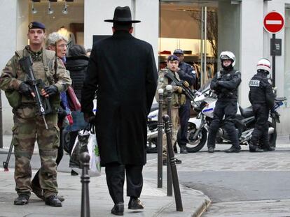 Policías y soldados franceses, durante una operación de vigilancia, este lunes en el barrio judío de París. 