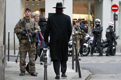 Policías y soldados franceses, durante una operación de vigilancia, este lunes en el barrio judío de París. 