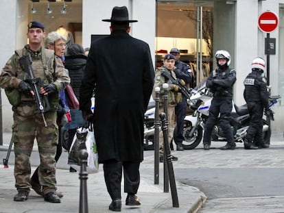 Policiais e soldados franceses em uma operação de vigilância.