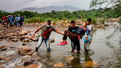 Ciudadanos venezolanos llevan a una mujer inconsciente mientras intentan entrar a Colombia, en Cúcuta, el pasado 14 de marzo de 2020.