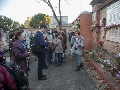 Una parada frente a la placa en memoria de las 13 rosas, durante el recorrido.