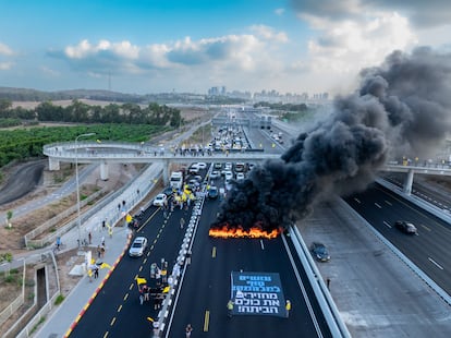 Vista aérea de la barricada instalada en Tel Aviv, Israel, durante las protestas pidiendo la liberación de los rehenes, este martes. 