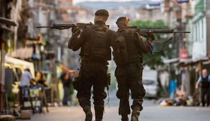 Dos policías patrullan las favelas de Maré el pasado marzo.