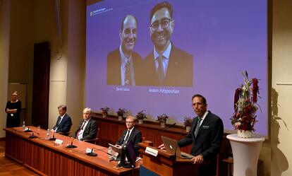 Thomas Perlmann, secretario de los Nobel (en el atril), anuncia los premiados en Medicina, en la pantalla: David Julius (izquierda) y Ardem Patapoutian.
