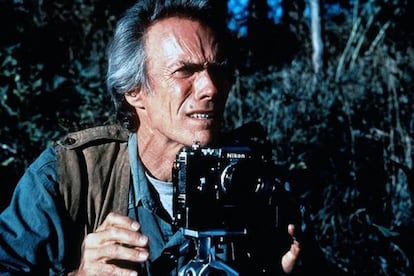 Eastwood dejó su imagen de tipo duro por antonomasia para dar vida al sensible Robert Kincaid en la película que él mismo dirigió.
