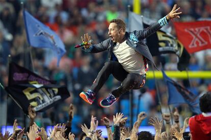 Chris Martin salta frente al público en la Superbowl.