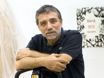 Plensa al seu taller estudi de Sant Feliu de Llobregat, davant del cartell que ha creat per a la Mercè.