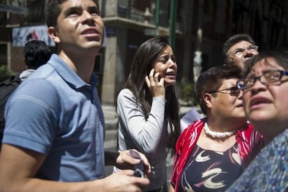 Un grupo de personas sale a la calle tras el terremoto.