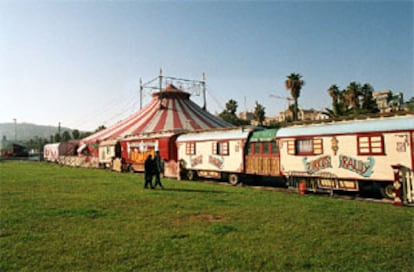El circo Raluy ha instalado sus tradicionales carromatos en el Moll de la Fusta.