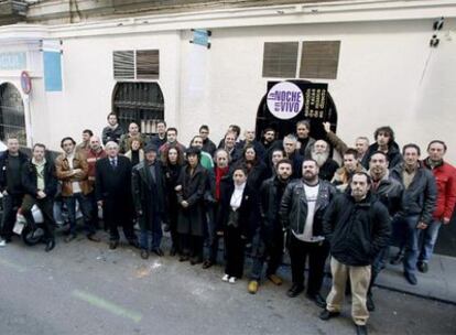 Los 45 miembros de la asociación de La Noche en Vivo en la puerta del Bogui, ya precintado.